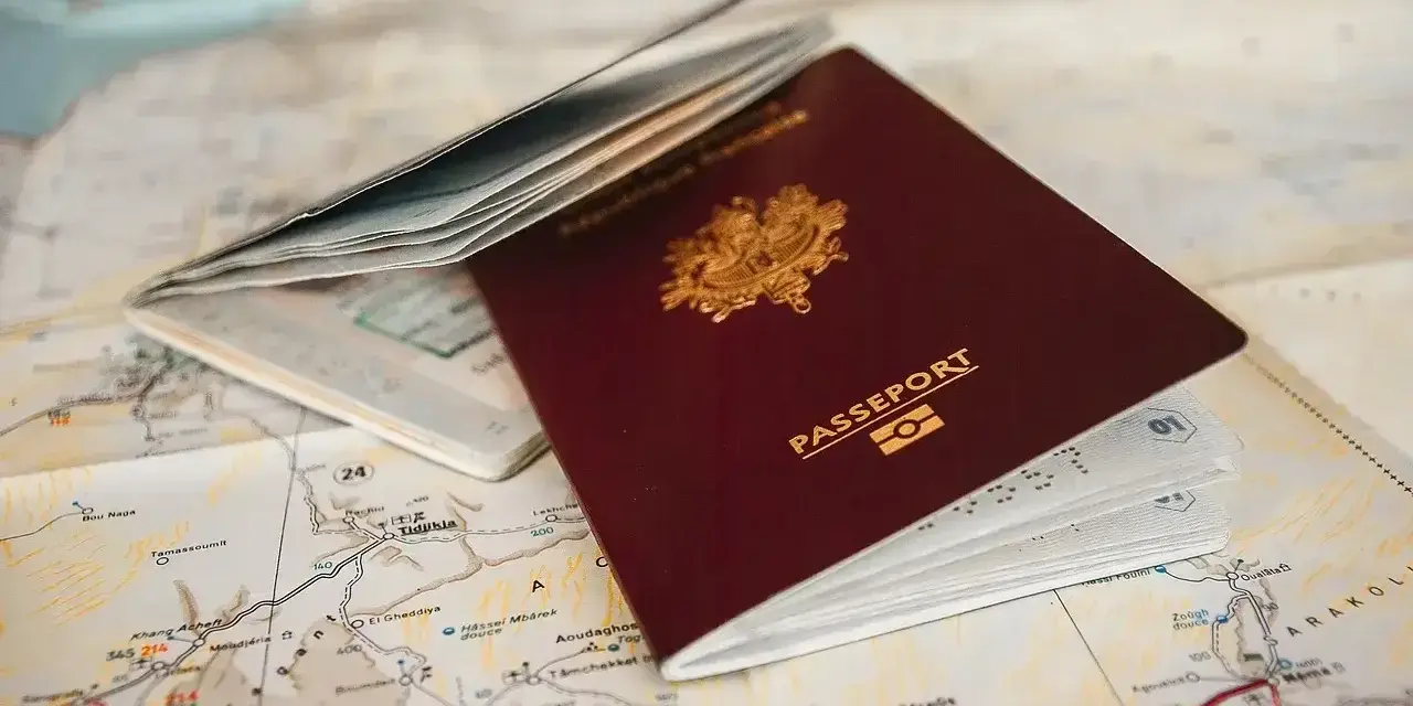 Paszport na mapie, gotowy do podróży. Czy do Turcji potrzebny jest paszport? Dokumenty czekają na przygodę.