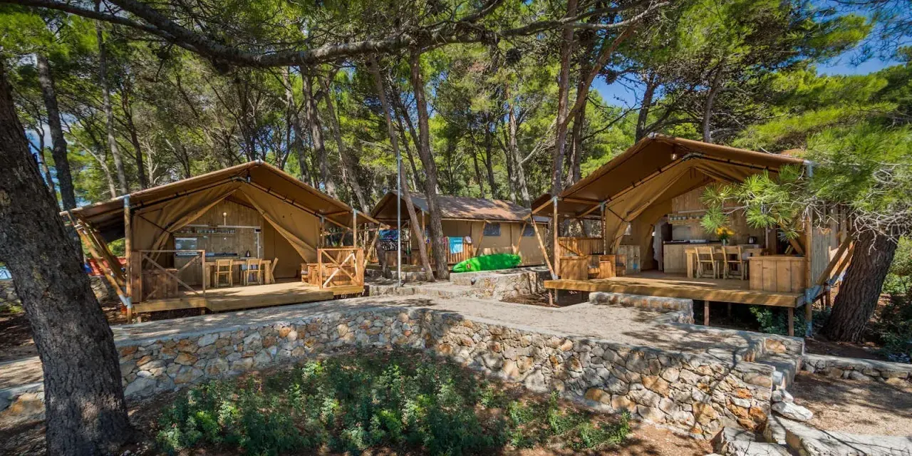 Namioty glampingowe w lesie sosnowym, idealne na rodzinny camping Baldarin. Wygodne zaplecze kuchenne i taras.
