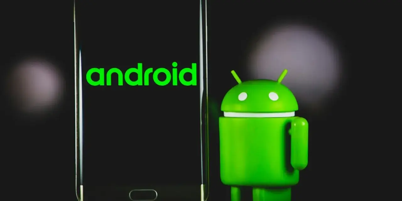 Zielony robot Android obok telefonu z logo systemu. Gotowy do działania w trybie fastboot.