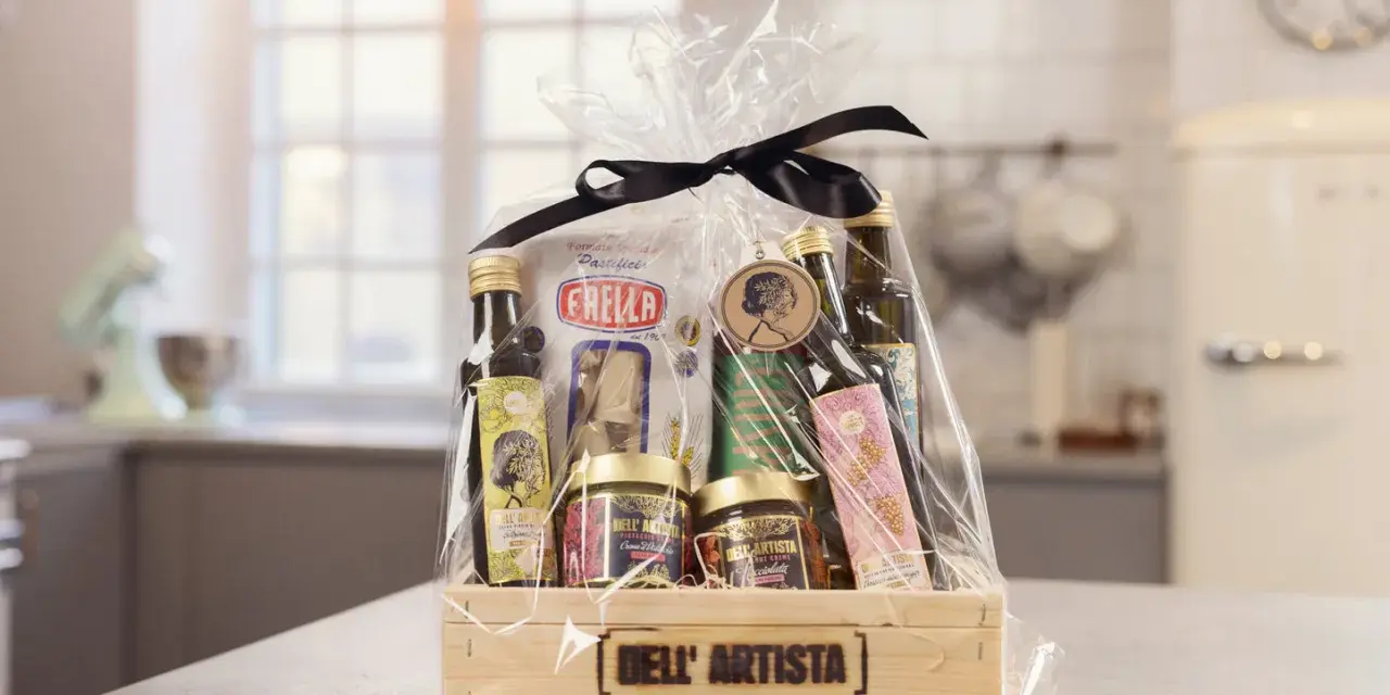 Färdiga presentkorgar med italienska delikatesser som olivolja, pasta och marmelad, perfekt för en gourmand.