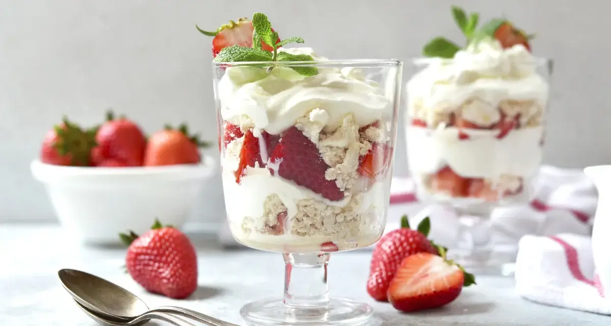 Eton mess kontra tradycyjna sałatka owocowa: deser z truskawkami, bitą śmietaną i bezą.