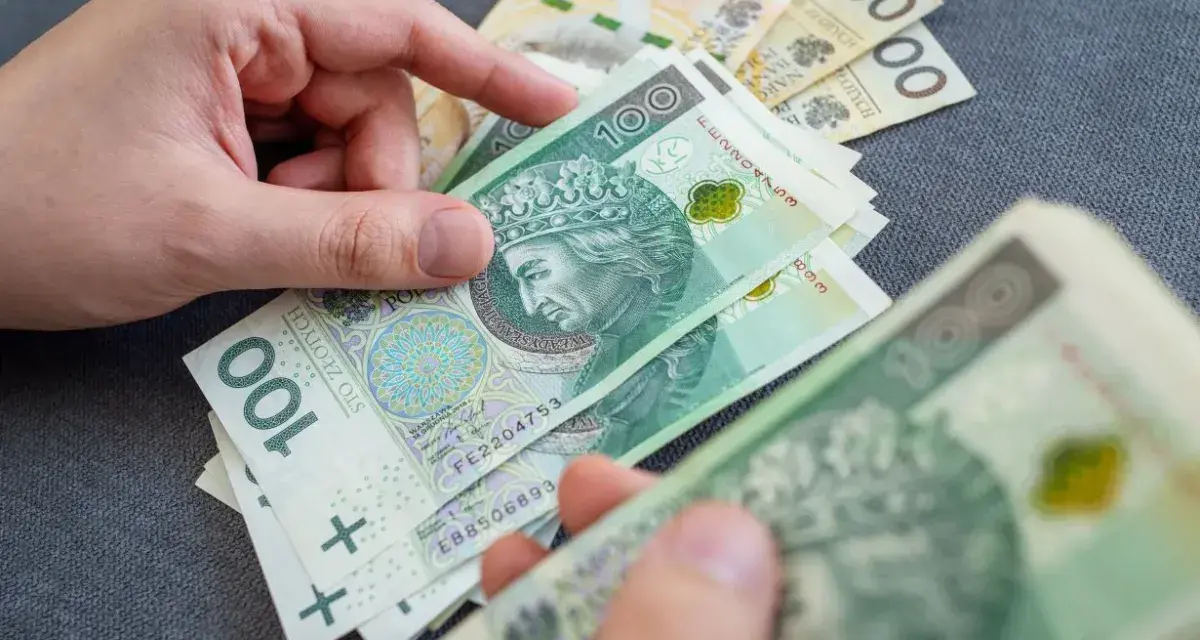 Dłonie liczą polskie banknoty 100 zł. Temat: zespół Aspergera a renta socjalna.