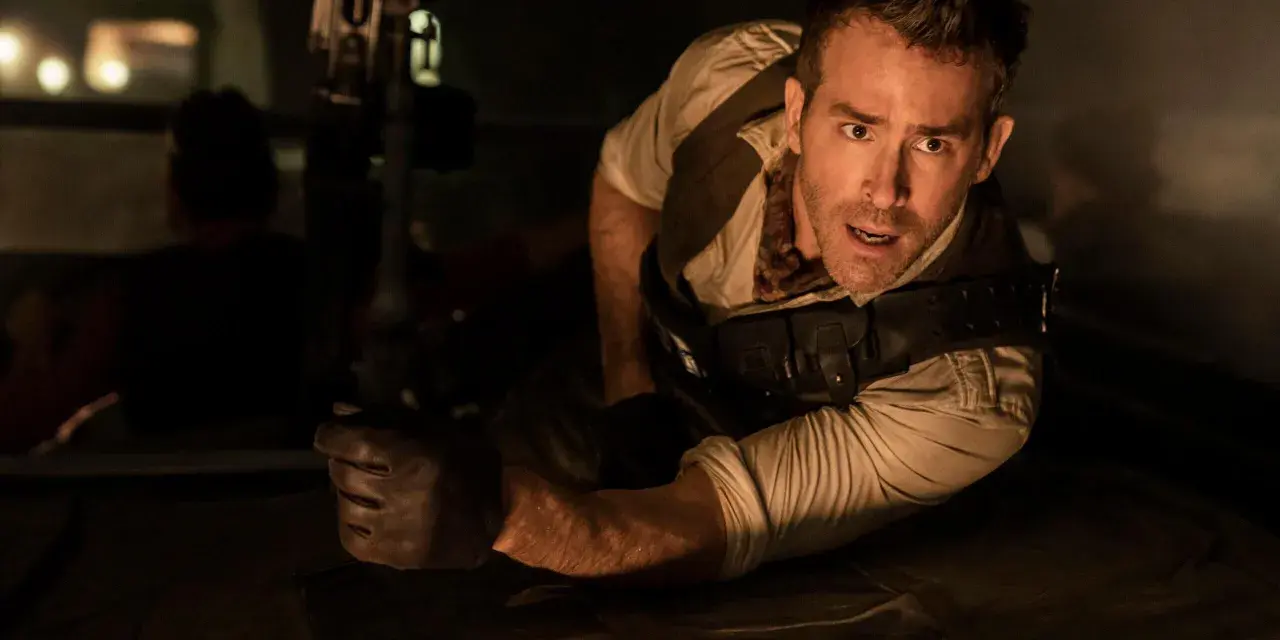 Ryan Reynolds w akcji, jakiego nie widziałeś w jego filmach. Wciela się w rolę bohatera w mrocznym, pełnym napięcia kadrze.