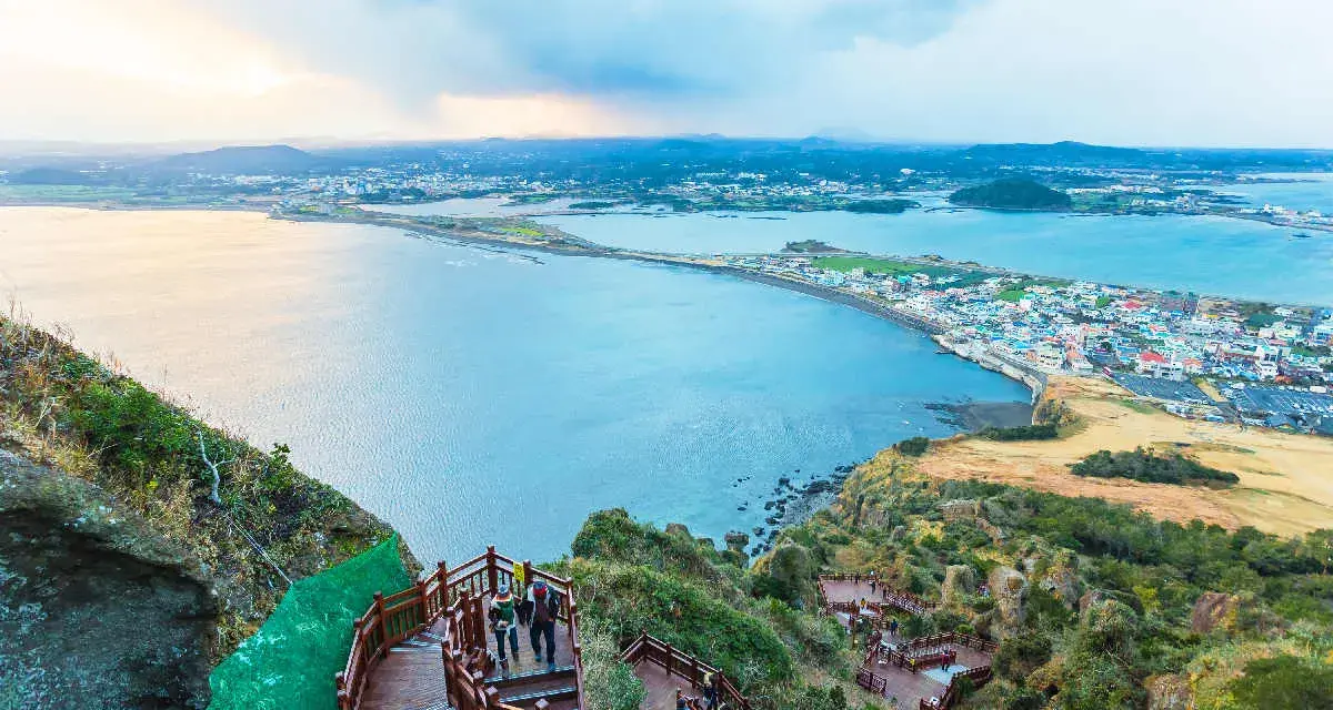 Widok na malowniczą wyspę Jeju z drewnianymi schodami prowadzącymi w dół.