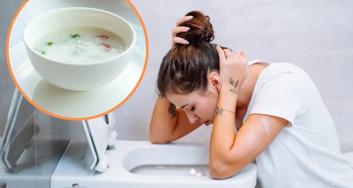 Kobieta z zatruciem pokarmowym pochyla się nad toaletą. W rogu widać miseczkę z ryżem i warzywami.