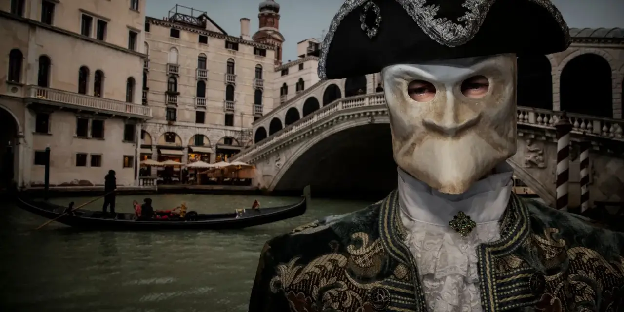 Un uomo mascherato, forse un Casanova a Venezia, con gondola e ponte sullo sfondo.