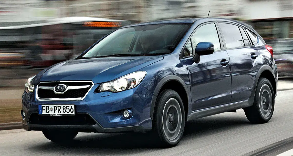 Blauer Subaru XV fährt durch die Stadt. Trotz möglicher Subaru XV Probleme, ein zuverlässiger Begleiter.