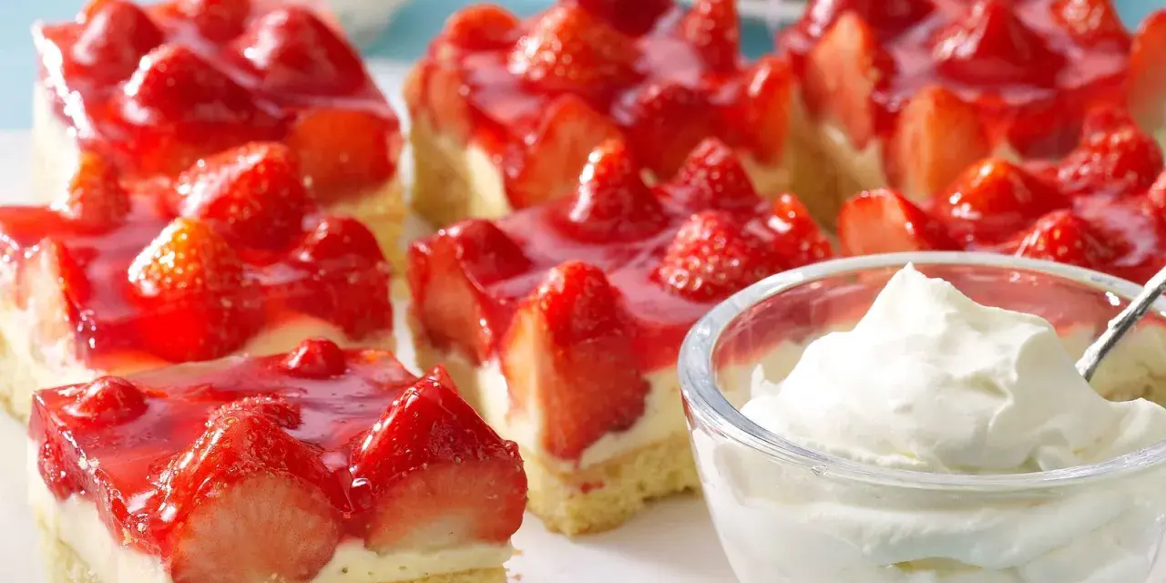 Schneller Erdbeerkuchen vom Blech mit Pudding und frischen Erdbeeren, dazu eine Schüssel Schlagsahne. Ein Genuss!