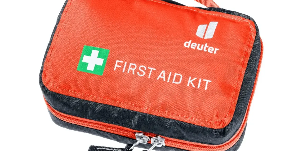 Trousse de secours randonnée liste : une trousse orange et noire Deuter avec un logo blanc et une croix verte. Indispensable pour toute aventure.