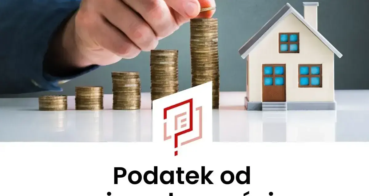 Ręka kładzie monetę na rosnącej stercie, obok domku i logo. Podatek od nieruchomości w trakcie budowy.