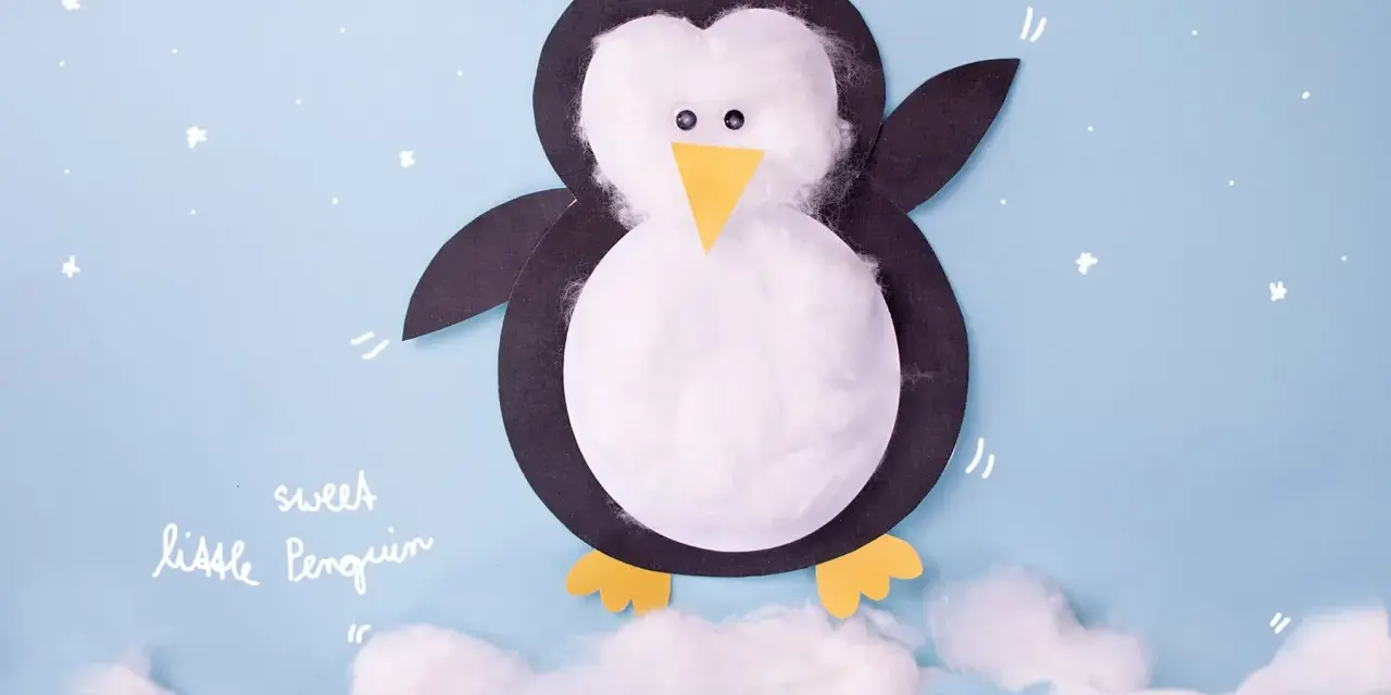 Ein süßer kleiner Pinguin, gebastelt aus Papier und Watte, steht auf Wolken.