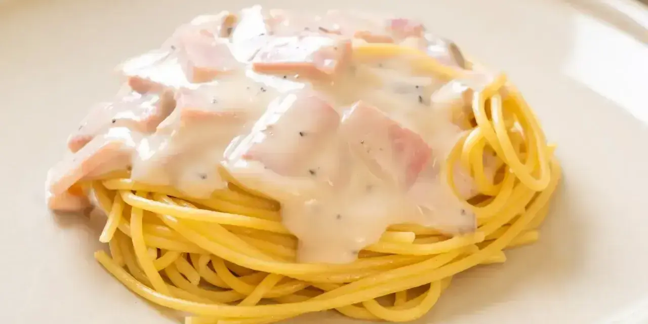 Pyszne spaghetti z kremowym sosem, kawałkami szynki i pieprzem. Idealne makaron po toskańsku na szybki obiad.