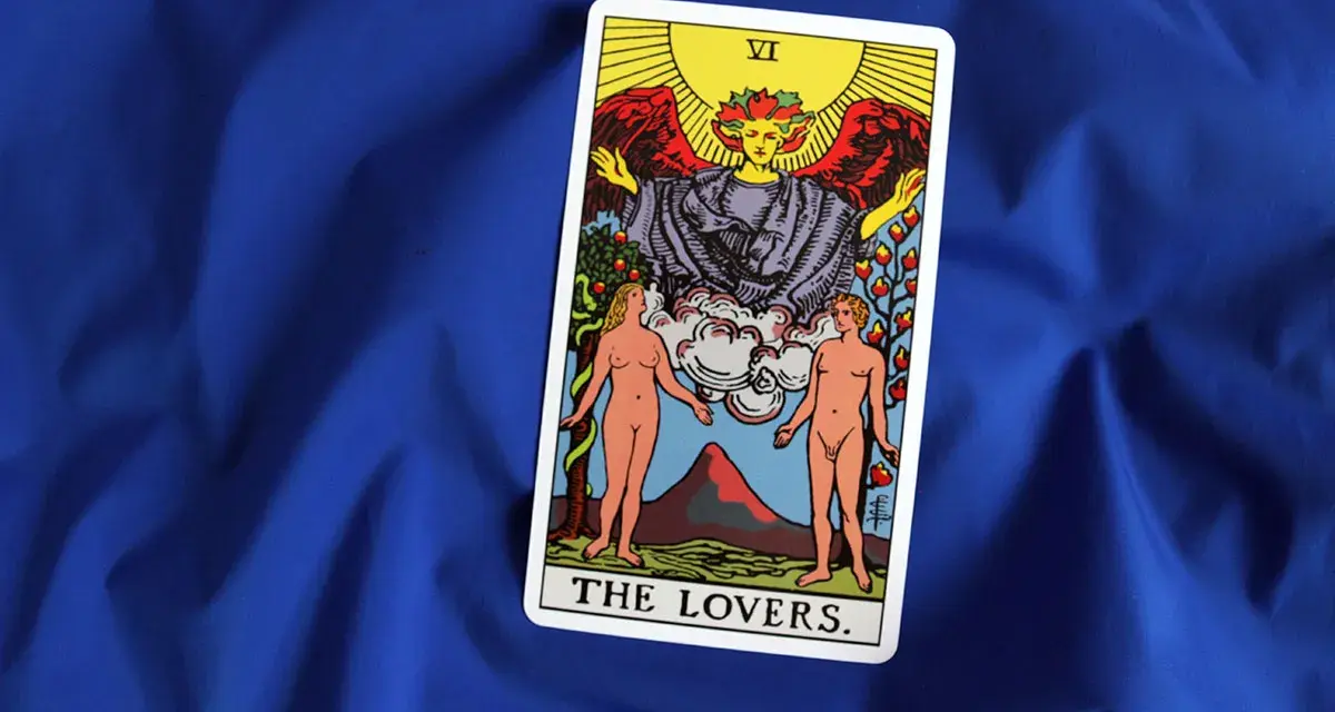 Karta kochankowie tarot uczucia. Adam i Ewa pod skrzydłami anioła, symbolizujący wybory i relacje.