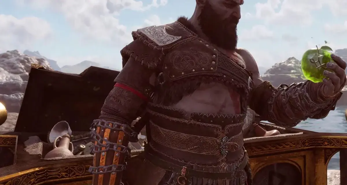 Kratos examina una manzana verde brillante, quizás un tesoro de los cofres de las Nornas de God of War Ragnarok, en un barco.