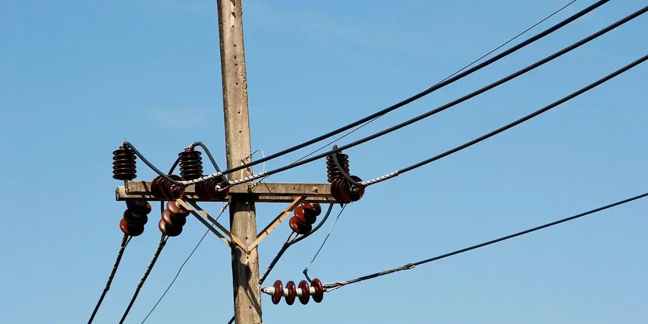 Jak skutecznie pozbyć się słupa energetycznego na działce?