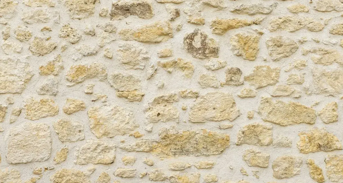 Mur en pierres irrégulières, joint pierre chaux, texture rustique et authentique.