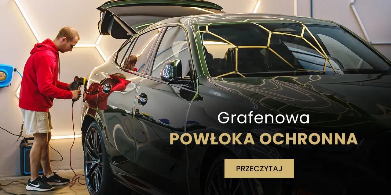 Mężczyzna poleruje czarny samochód, nakładając powłokę grafenową dla ochrony i blasku.