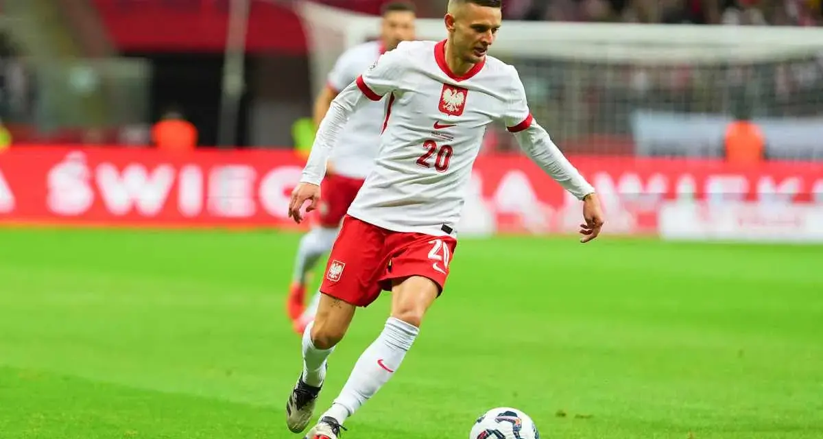 Piłkarz reprezentacji Polski, Stanisław Szymański, w akcji na boisku.