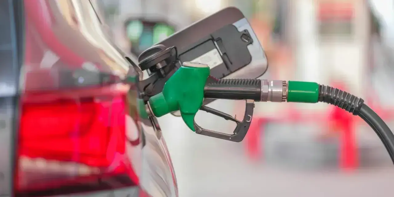 Tankowanie mojego Kia Ceed 1.6 CRDi. Zielona dysza dystrybutora paliwa wlewa diesla do baku.