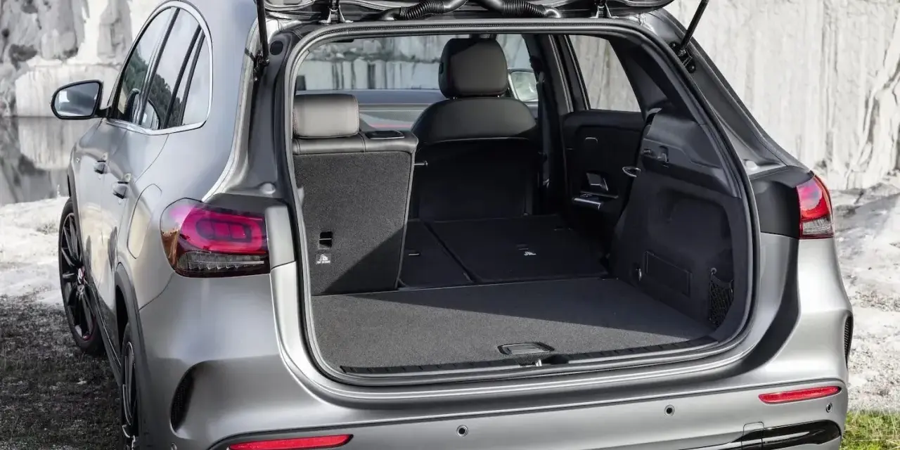 Otwarty bagażnik Mercedes GLA, gotowy na wakacyjne wyjazdy. Dużo miejsca na bagaże i sprzęt sportowy.