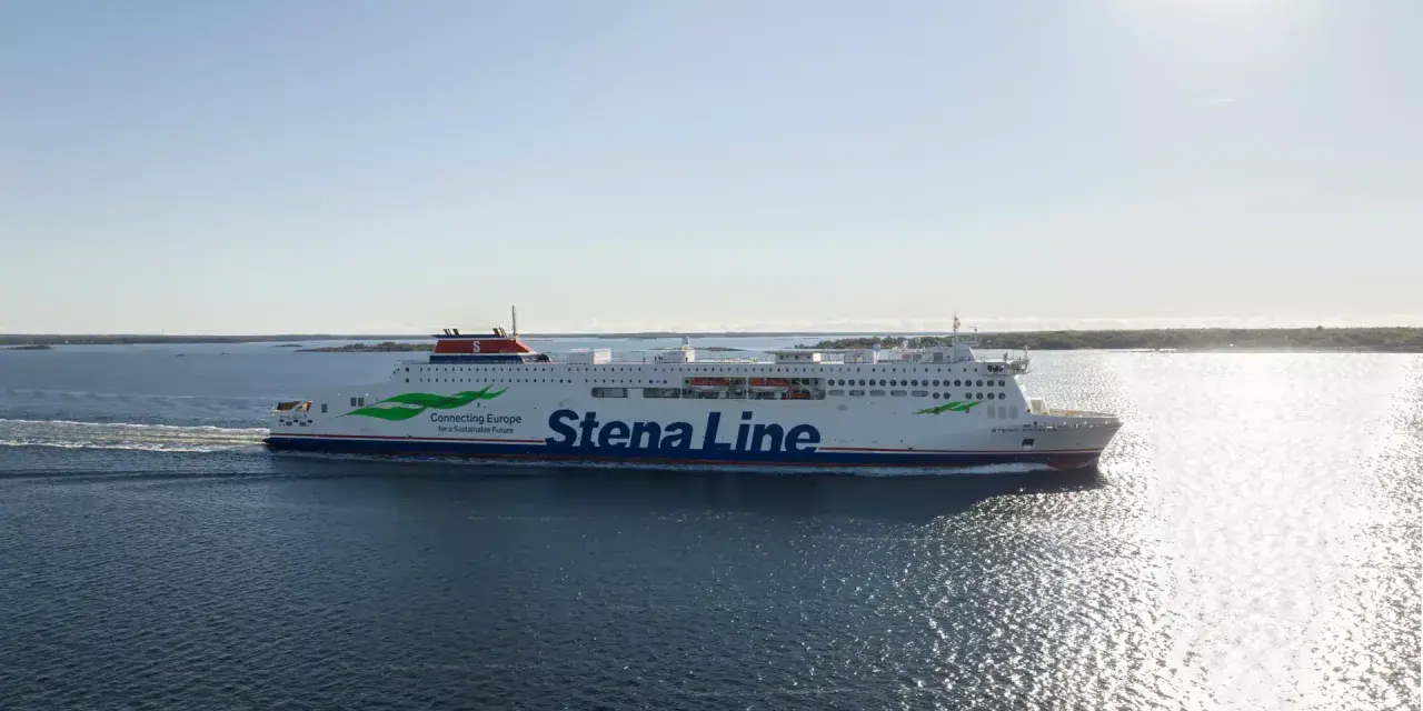 Prom Stena Estelle płynie po spokojnym morzu, tworząc białą smugę. Na burcie widnieje logo Stena Line i napis "Connecting Europe".