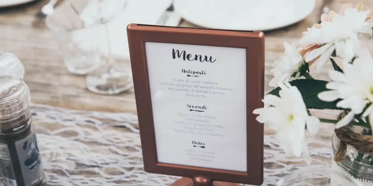 Eleganckie menu na wesele w miedzianej ramce, z włoskimi daniami: Antipasti, Secondi, Dolci.