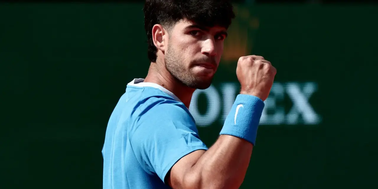 Carlos Alcaraz celebra un punto crucial en la final, con el puño en alto y determinación en su mirada.