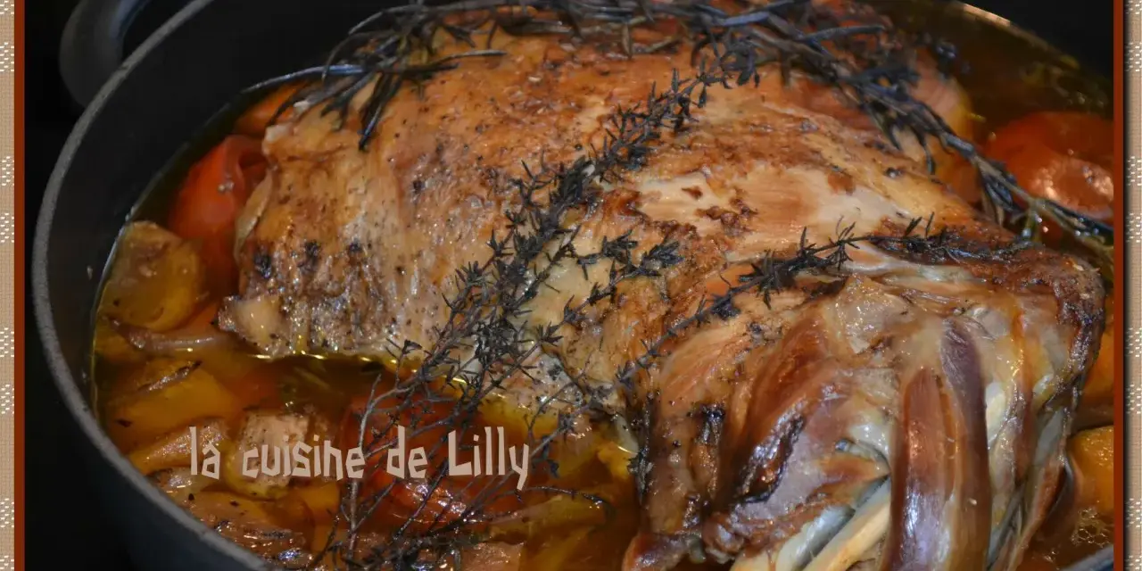 Épaule d'agneau rôtie dans un plat avec des herbes et des légumes.