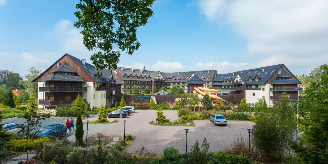 Idealny weekend dla dwojga w Karpaczu: hotel z basenem i zjeżdżalniami, otoczony zielenią. Parking przed obiektem.