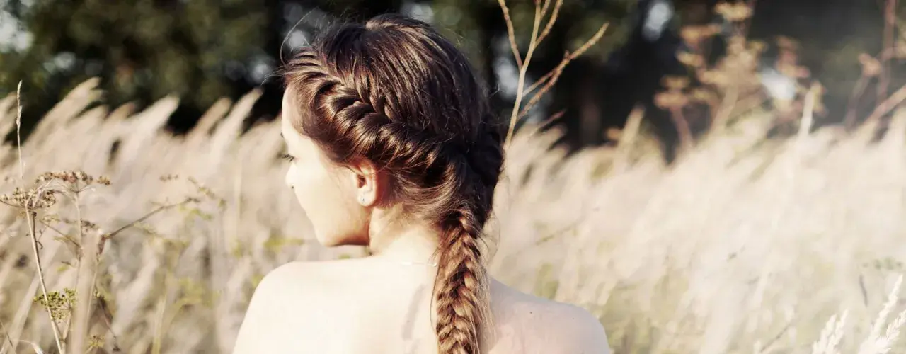 Flechtfrisuren lange Haare: Einfach flechten, Volumen zaubern