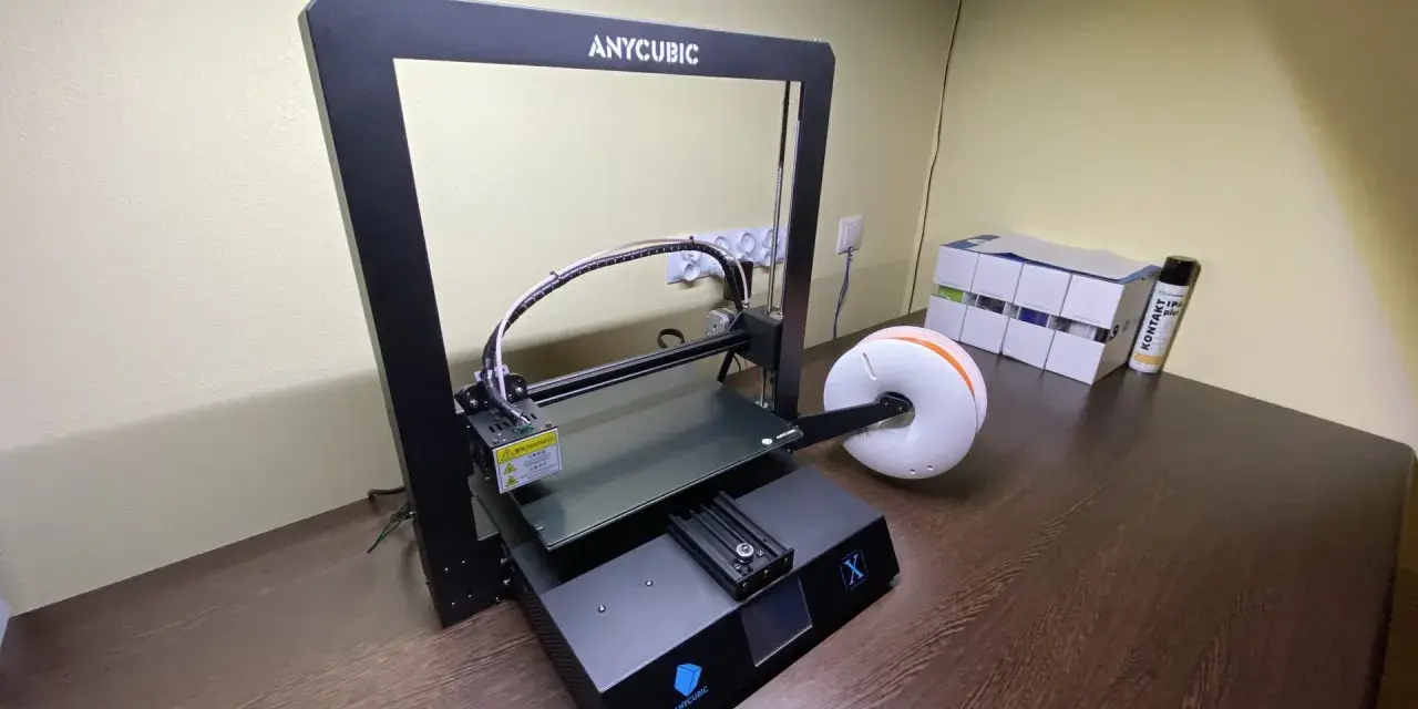 Drukarka 3D Anycubic Mega X z filamentem, gotowa do pracy.