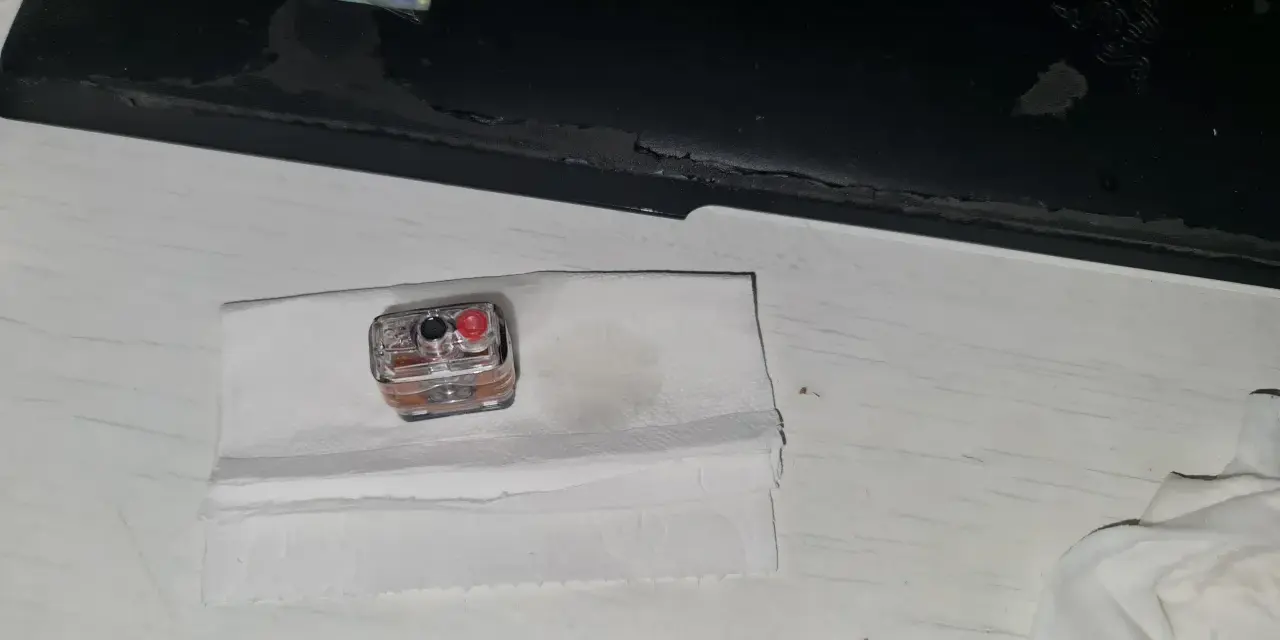 Cartucho de Vaporesso XROS con líquido derramado, indicando posibles problemas.