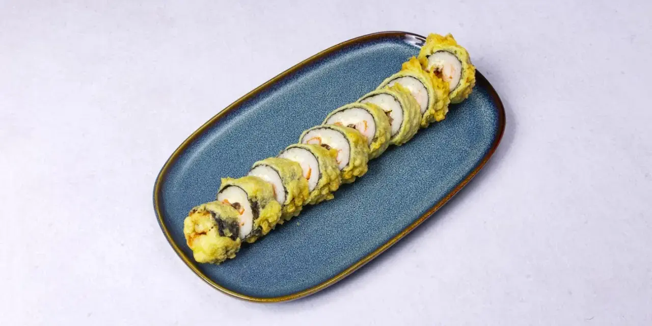 Chrupiące rolki sushi w panierce tempura, idealne do domowego przepisu.