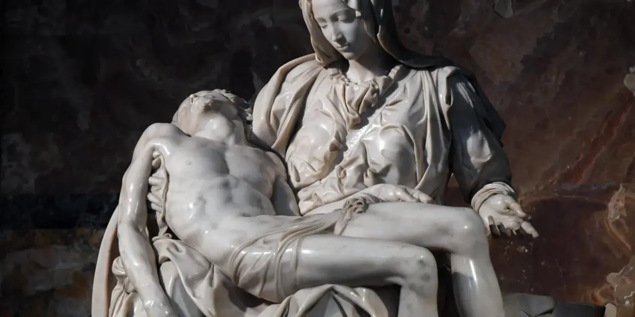 La Pieta, visage de douleur et d'amour maternel, la Vierge Marie tenant le corps du Christ.