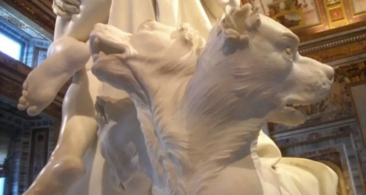 Sculpture de marbre : Pluton enlève Proserpine, gardés par Cerbère, le chien à trois têtes.