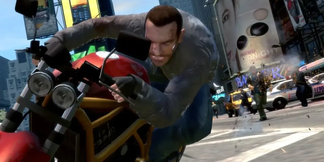 Niko na motocyklu w GTA 4, uciekający przed policją. Może szukać **GTA 4 kody** na nieśmiertelność?