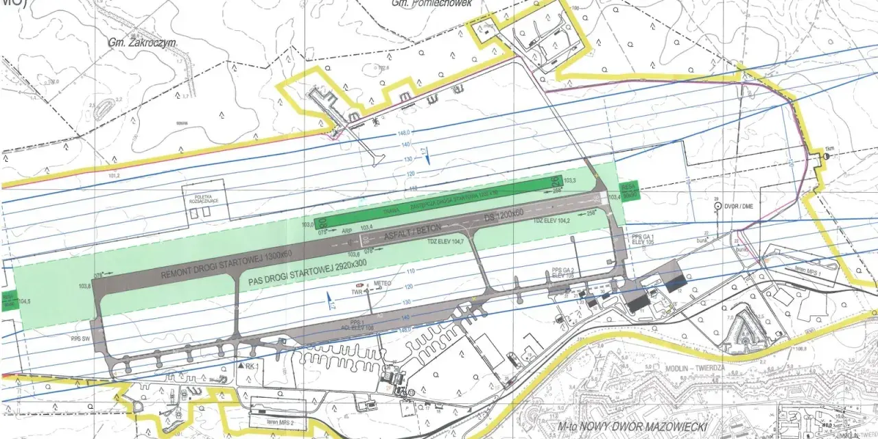 Mapa lotniska Warszawa Zachodnia Modlin z drogami startowymi, pasami drogowymi i infrastrukturą.