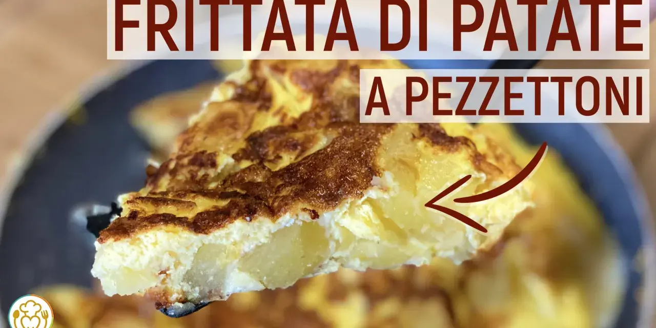 Una fetta di frittata di patate dorata e soffice, con patate a pezzettoni ben visibili all'interno.