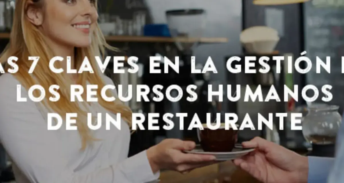Una empleada de restaurante sonriente entrega una taza de café. El texto superpuesto habla sobre la gestión de recursos humanos en un restaurante.