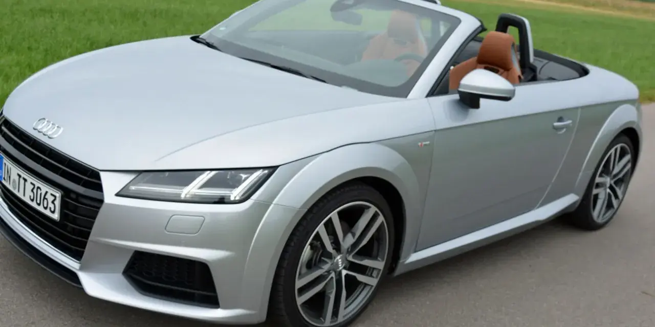 Silberner Audi TT 2.0 Roadster mit braunen Ledersitzen, bereit für eine Fahrt durch die Landschaft.