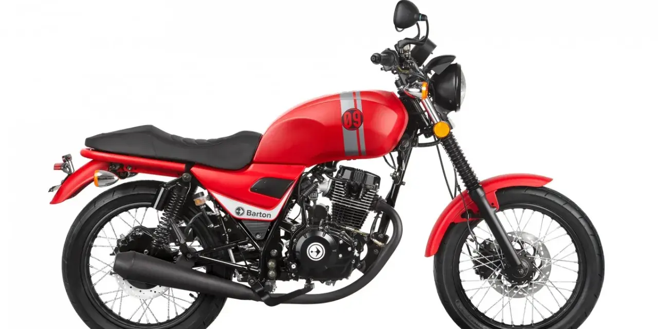 Czerwony motocykl Barton Cafe Racer 125 z klasycznymi szarymi pasami na baku i numerem 09.