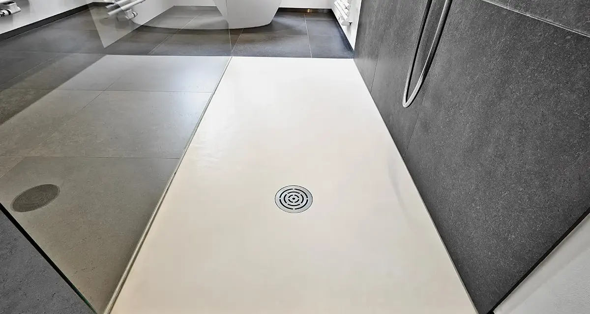 Receveur de douche blanc, quelle matière choisir pour un style moderne ? Sol gris, paroi sombre.