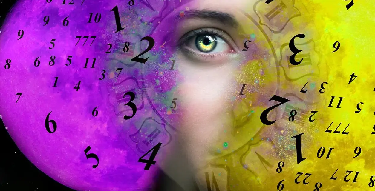 Twarz kobiety z numerologiczną 3 i 7, otoczona fioletowym i żółtym księżycem pełnym liczb i zegarów.