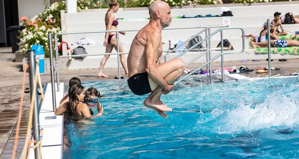 Mann springt ins Wasser, um Thrombose vorzubeugen. Schwimmen ist gut für die Durchblutung.