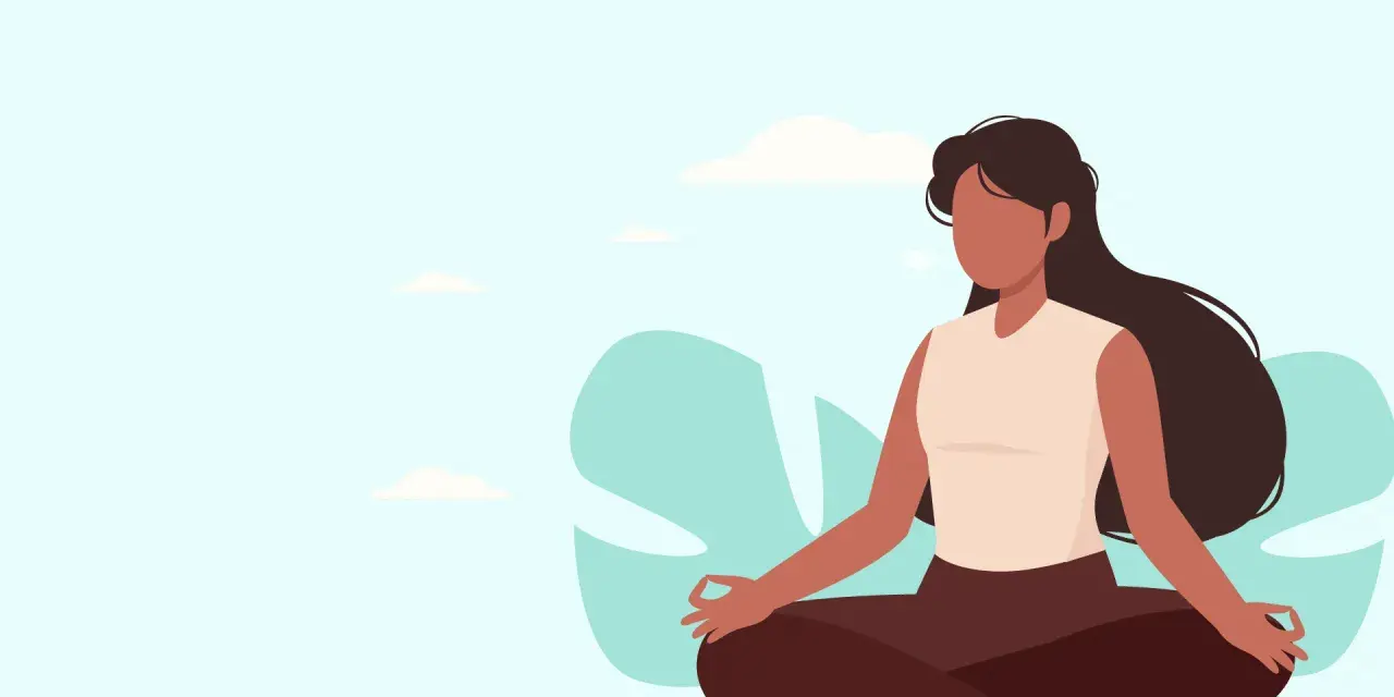 Frau in Lotussitz, Hände im Gyan Mudra. Meditation gegen Angst, um inneren Frieden zu finden. Sanfter Himmel mit Wolken.