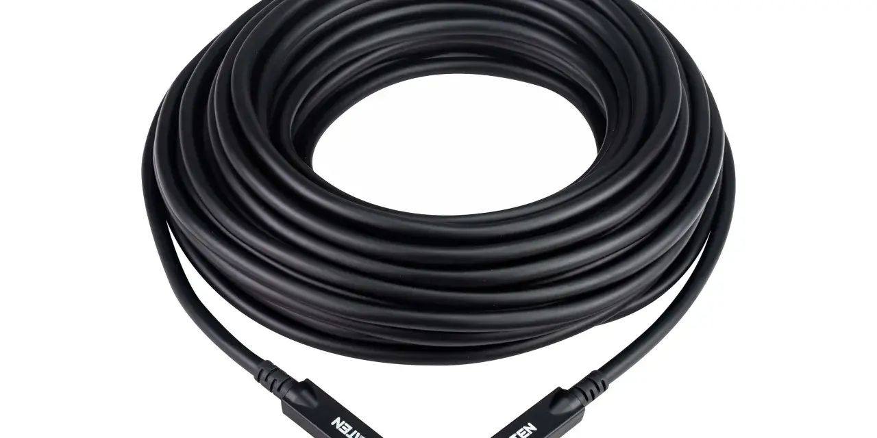 En lång, svart hdmi kabel 15 meter, hoprullad. Den har ATEN-logotypen på båda ändarna.