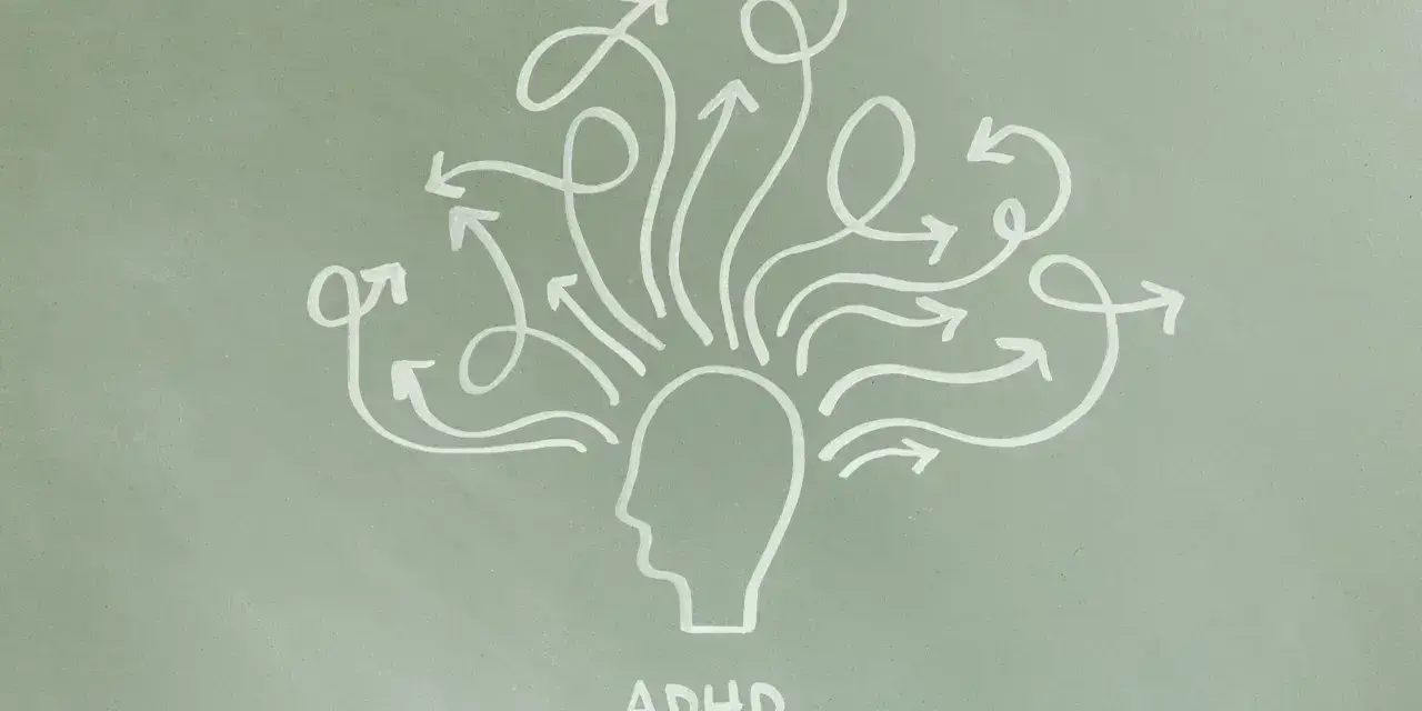Grafika przedstawia głowę z mnóstwem strzałek wychodzących z niej we wszystkich kierunkach, symbolizującą ADHD.