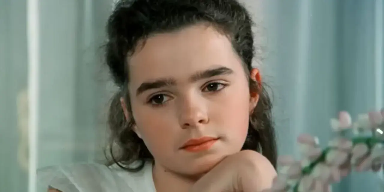 Zamyślona Lucyna Brusiiewicz opiera podbródek na dłoni, wpatrując się w dal.