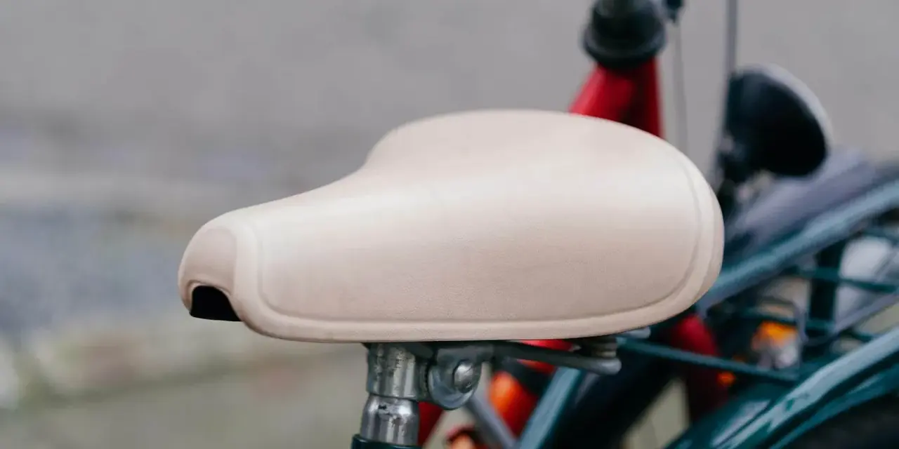 En ljus cykelsadel, redo att byta plats för en bekvämare resa.