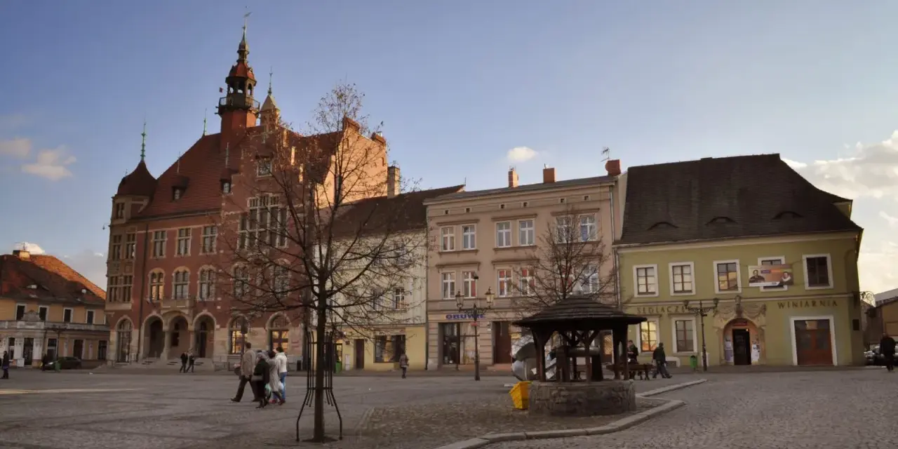 Rynek w Tarnowskich Górach z ratuszem i kamieniczkami.